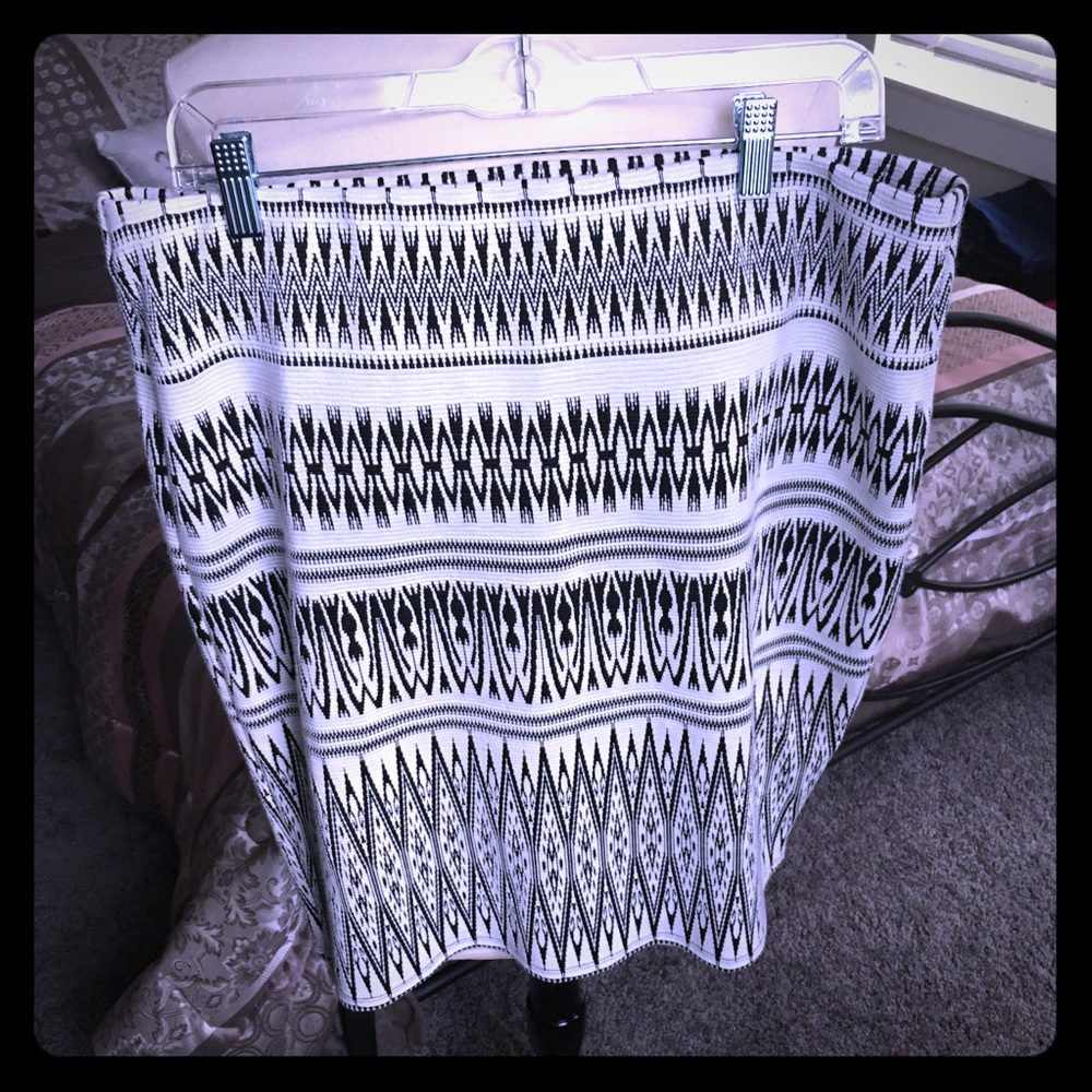 Dress barn white and black patterned pencil skirt